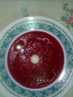 Una foto de Salmorejo de remolacha