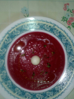 Una foto de Salmorejo de remolacha