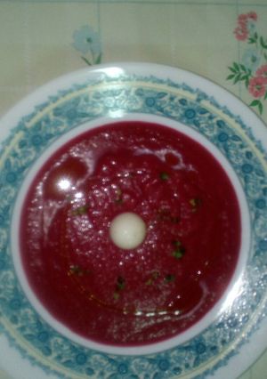 Una foto de Salmorejo de remolacha