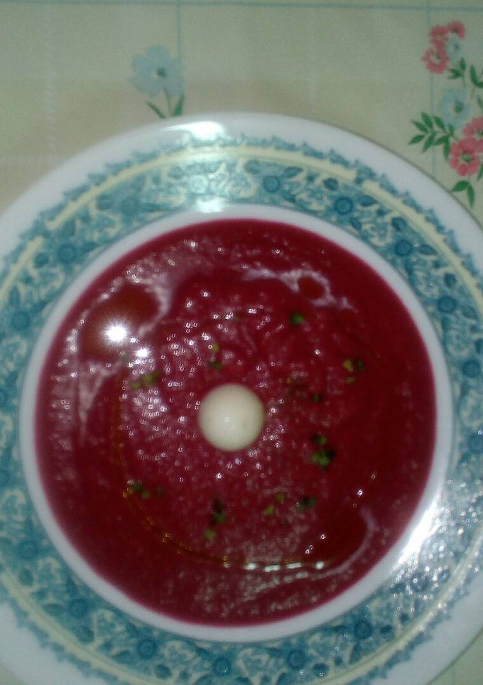Una foto de Salmorejo de remolacha