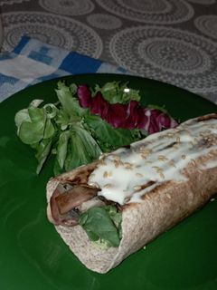 Una foto de Burrito de champiñones y remolacha