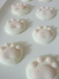 A picture of Plain and Sakura Cat Paw Marshmallows.