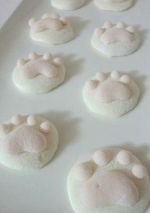 A picture of Plain and Sakura Cat Paw Marshmallows.