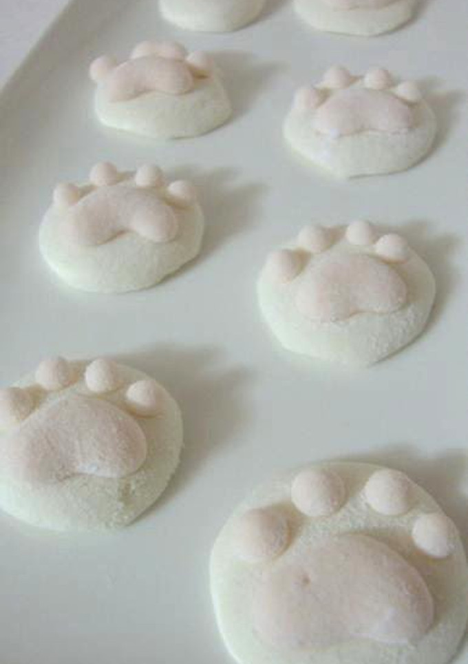 A picture of Plain and Sakura Cat Paw Marshmallows.