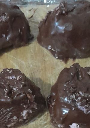 Una foto de Bombones de frutilla y coco
