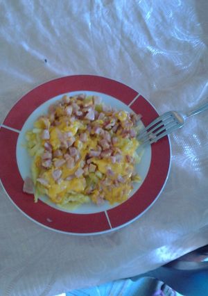 Una foto de Papa con queso y chuleta