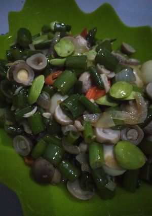 Foto resep Tumis menjos(bunga bawang) dgn jamur kancing+telur puyuh+petai