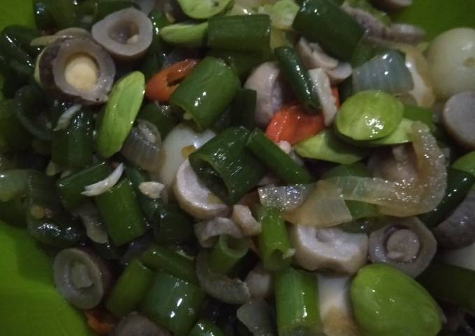 Ini dia! Bagaimana cara bikin Tumis menjos(bunga bawang) dgn jamur kancing+telur puyuh+petai yang sesuai selera