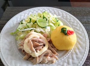 Una foto de Pollo deshilachado con papas cremosas y lechuga fresca 👍🇵🇪