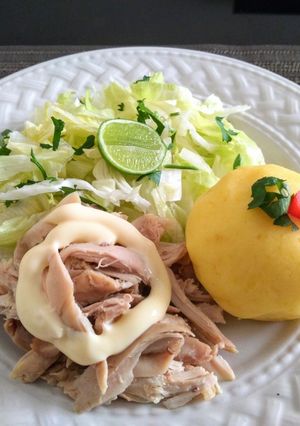 Una foto de Pollo deshilachado con papas cremosas y lechuga fresca 👍🇵🇪
