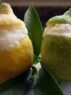 Una foto de Limón helado relleno, helado de limón