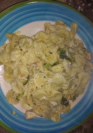 Una foto de Cremoso de fideos con pollo y brócoli a mi manera