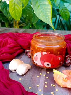 A picture of Tomato Chilli Garlic Sauce.