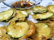 Una foto de tempura calabacines