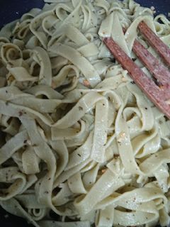 Una foto de Pasta de espinacas al ajillo