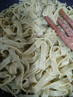 Una foto de Pasta de espinacas al ajillo