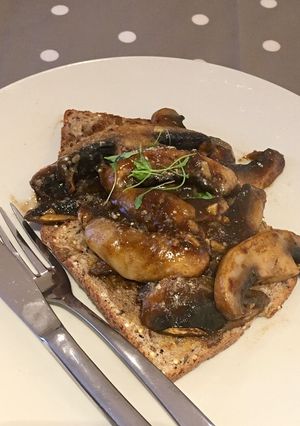A picture of Speedy Breakfast Mushrooms on Seeded Toast.