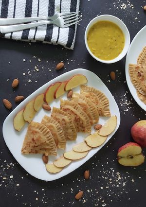 A picture of Almond Oats Stuffed Apple Packets.