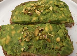 รูปของ ขนมปังหน้า อะโวคาโด avocado spread (healthy breakfast)