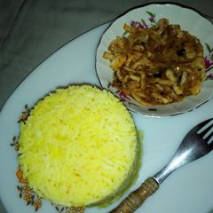 A picture of Curry rice and cabbage sauce.