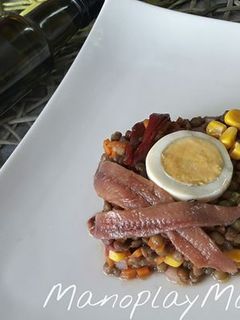 Una foto de Ensalada de lentejas y anchoas con piquillos caramelizados en GME, F y G y tradicional