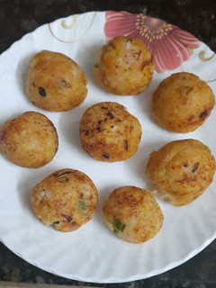 सूजी के अप्पे (suji ke appe recipe in Hindi) रेसिपी मुख्य फोटो