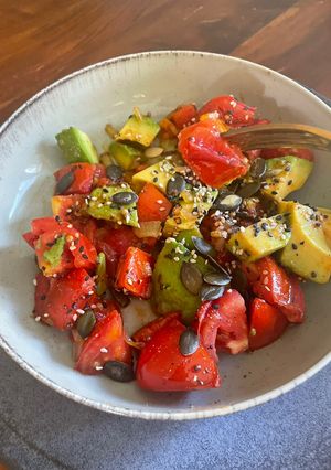 Gebratener Tomaten-Avocado-Salat Rezepthauptbild