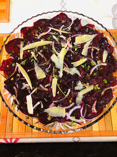 Una foto de Carpaccio de Betabel con queso parmesano