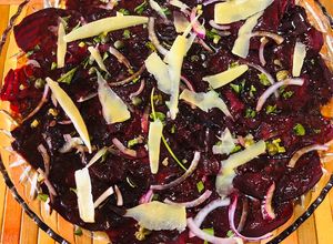 Una foto de Carpaccio de Betabel con queso parmesano