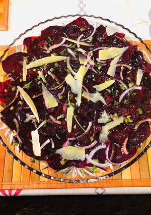 Una foto de Carpaccio de Betabel con queso parmesano