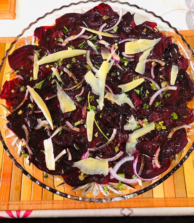 Una foto de Carpaccio de Betabel con queso parmesano