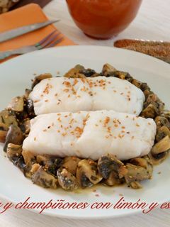 Una foto de Merluza y champiñones con limón al estragón. (Thermomix)