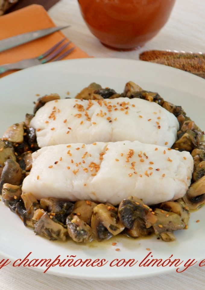 Una foto de Merluza y champiñones con limón al estragón. (Thermomix)