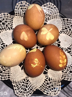 Una foto de Huevos de Pascua, decorados con un tinte natural