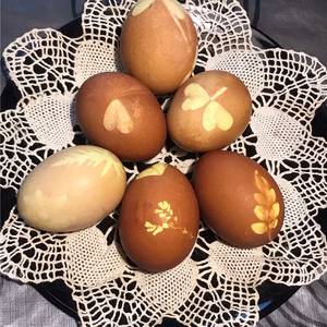 Huevos de Pascua, decorados con un tinte natural