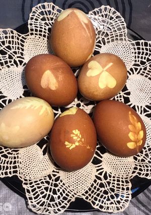 Una foto de Huevos de Pascua, decorados con un tinte natural