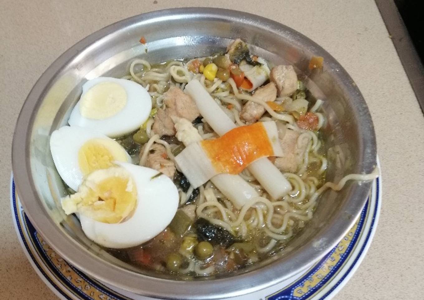 Ramen de pollo y verduras españolas
