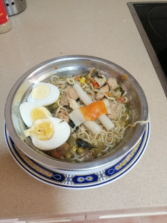 Una foto de Ramen de pollo y verduras españolas