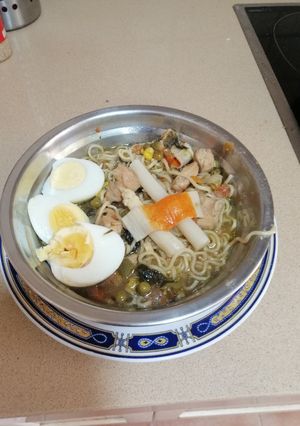 Una foto de Ramen de pollo y verduras españolas