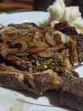 Chuletas encebollada en la Planchetta