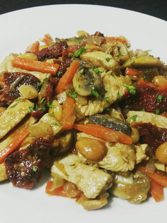 Una foto de Pechugas de pavo con almendras y tomates secos