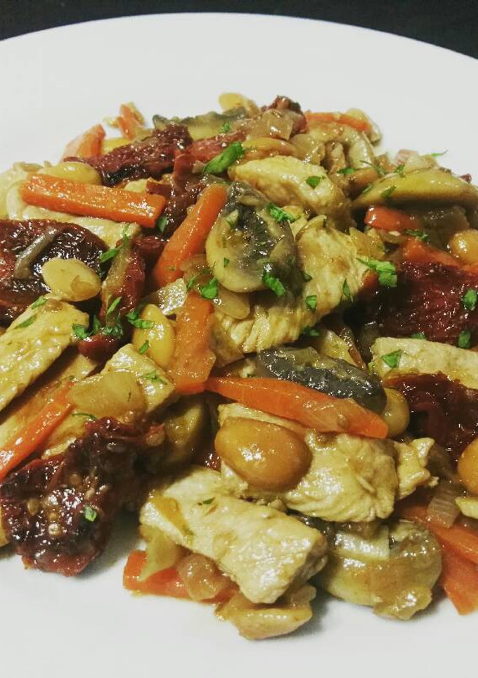 Una foto de Pechugas de pavo con almendras y tomates secos