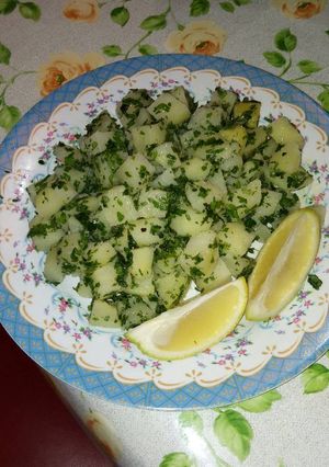 Una foto de Ensalada de papas (patatas) y perejil