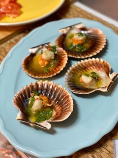 Una foto de Zamburiñas con salsa de mantequilla y jengibre