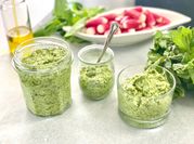 Une photo de pesto fanes de radis
