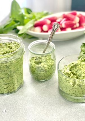 Une photo de Pesto aux fanes de radis