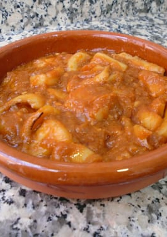 Una foto de Guiso de sepia con tomate y vino blanco