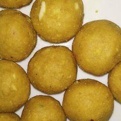 A picture of Besan ladoo.