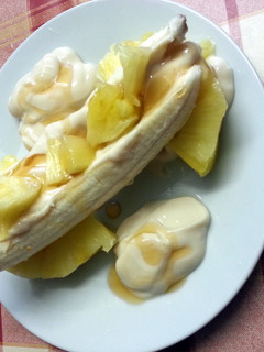 A picture of Skinny toffee banana & pineapple split.