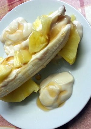A picture of Skinny toffee banana & pineapple split.